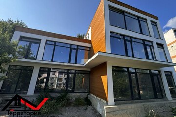 Дом, 306,1 м², 3 эт.